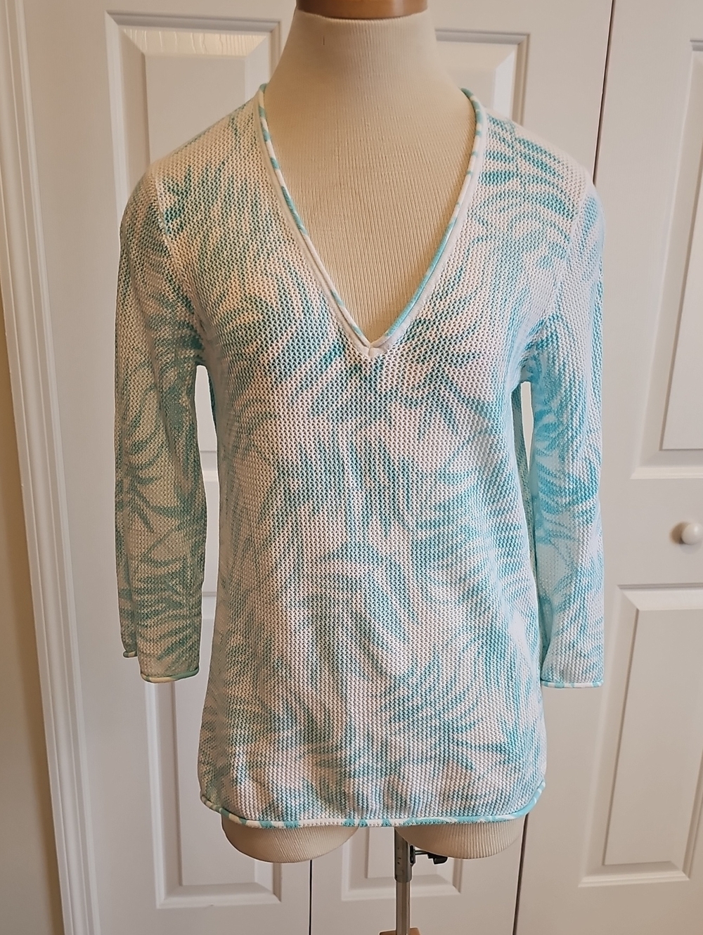 Tommy Bahama Aqua & White V-Neck Leaf-Print Sweater. Size Med..